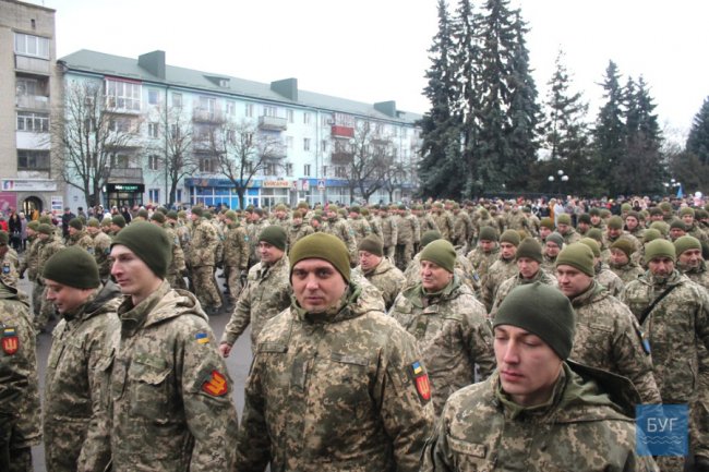 Нагороди, вітання та сльози щастя: у Володимирі урочисто зустріли воїнів 14-ї бригади. ФОТО. ВІДЕО