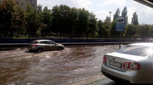 Київ «плаває» в воді. ФОТО