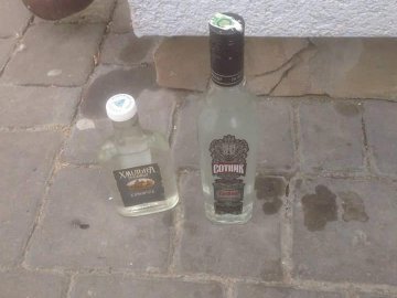 У Луцьку продавчиня квасу з-під прилавку торгувала сурогатом. ФОТО