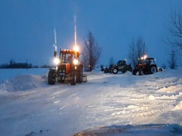 Фермери з громади на Волині самотужки розчистили дорогу до міста. ВІДЕО