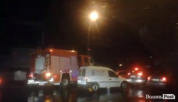 Три «швидких» та рятувальники: у Луцьку – масштабна аварія. ФОТО