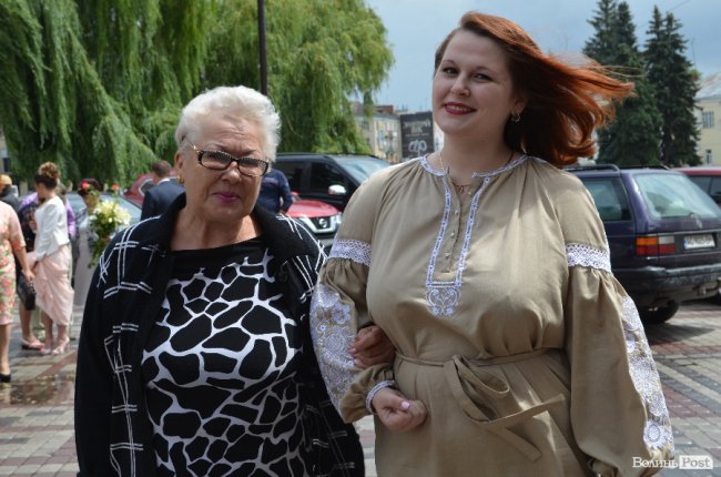 Елегантні сукні та маленькі клатчі: у що вбрались луцькі випускниці. ФОТО