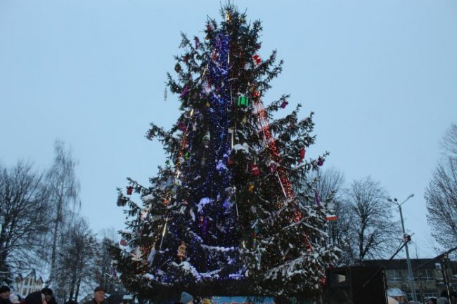 Головну ялинку Нововолинська демонтували. ФОТО