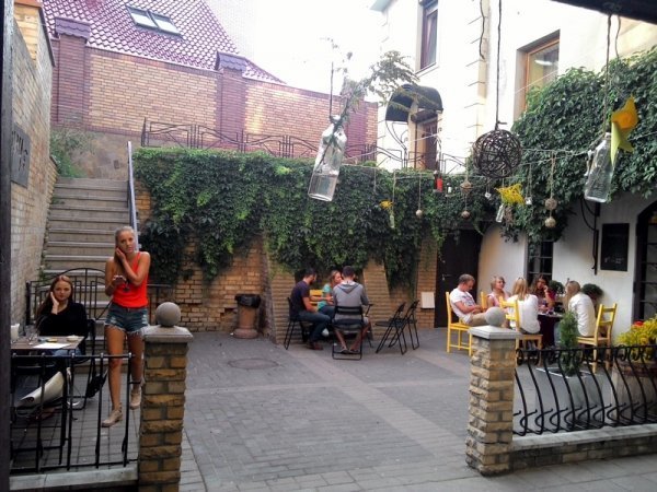 «Маруся» у винограді. Смачного Луцька!