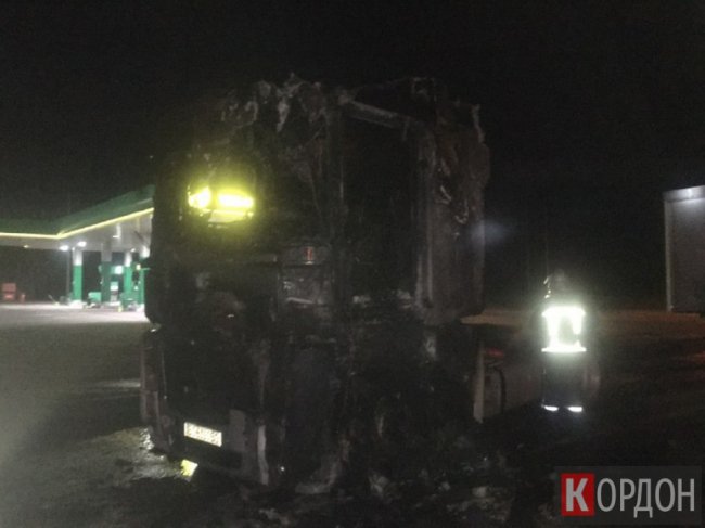 У Любомльському районі посеред траси горіла вантажівка. ФОТО