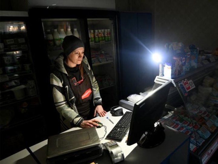 РФ масовано атакує енергетику України: Міненерго пояснило відключення світла