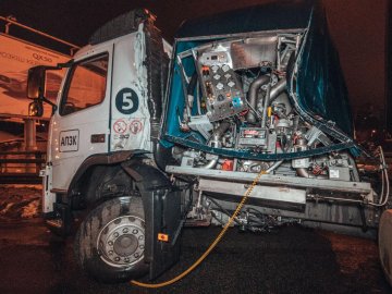 Бензовоз влетів у відбійник: рух ускладнений. ФОТО