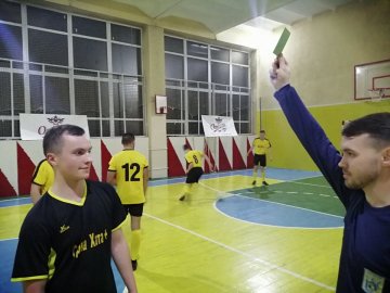 Вперше в Україні: футзальний суддя показав зелену картку