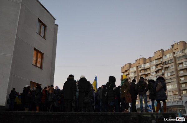 Гарячий світанок у Луцьку: як пікетували губернатора. ФОТО