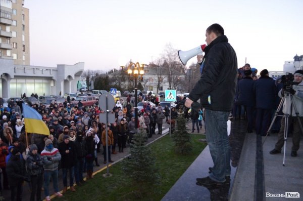 Гарячий світанок у Луцьку: як пікетували губернатора. ФОТО
