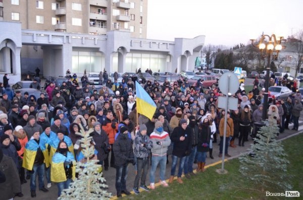 Гарячий світанок у Луцьку: як пікетували губернатора. ФОТО