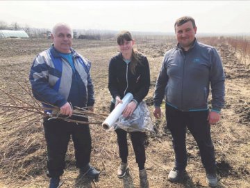 Молода сім'я з Волині змінила міське життя на сільське і зайнялася вирощуванням саджанців