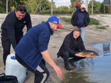 У місті на Волині в озеро випустили трикілограмових коропів. ФОТО