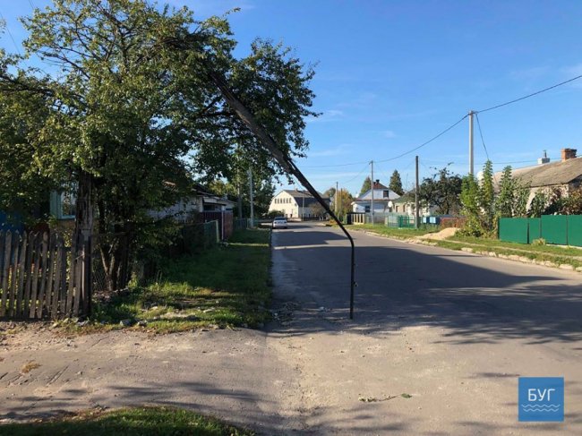 У селищі на Волині майже тиждень не прибирають зламану електроопору з дороги. ФОТО