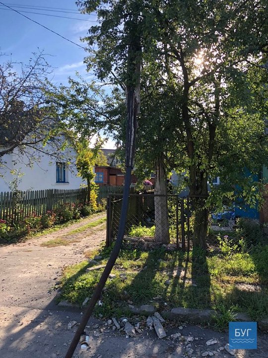 У селищі на Волині майже тиждень не прибирають зламану електроопору з дороги. ФОТО