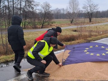 Бояться що вантажівки конфіскують: водії, у яких з причепів висипали зерно на волинському кордоні, не наважуються повертатися в Україну