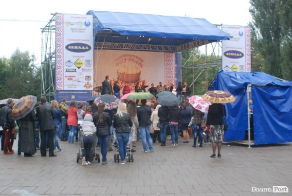 У Луцьку з'їли тисячу порцій вареників. ФОТО