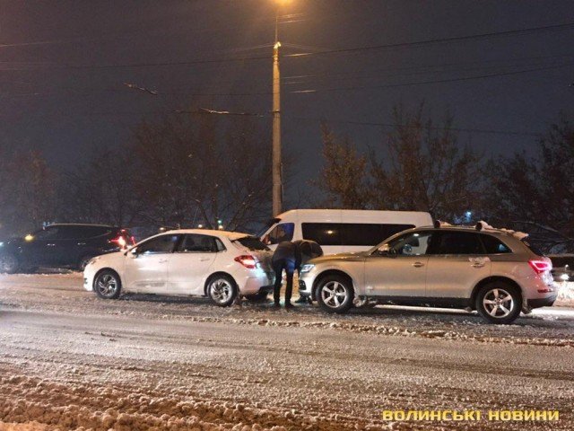 У Луцьку на мосту втаранилися три автівки. ФОТО