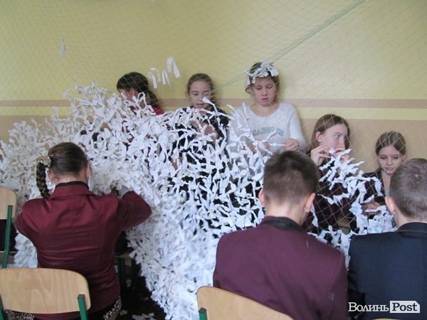 Луцькі школярі допомагають бійцям АТО. ФОТО