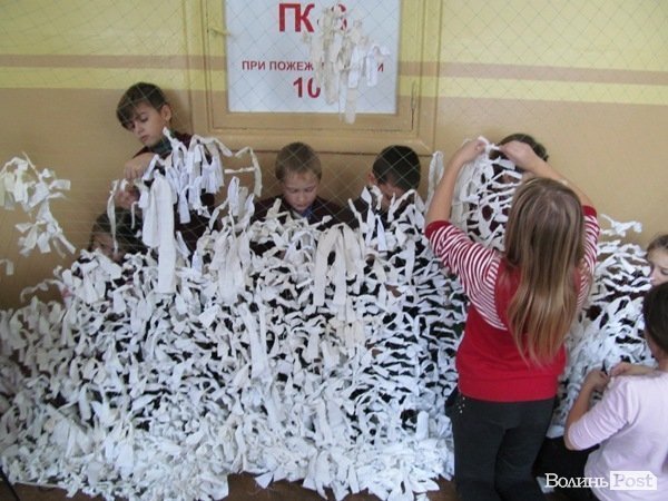 Луцькі школярі допомагають бійцям АТО. ФОТО