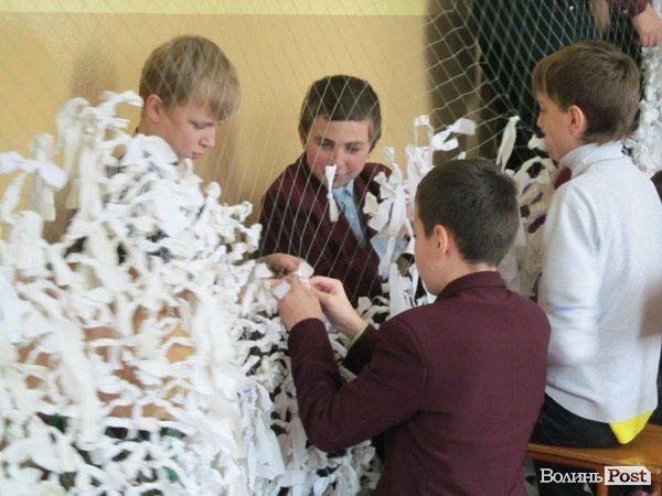 Луцькі школярі допомагають бійцям АТО. ФОТО