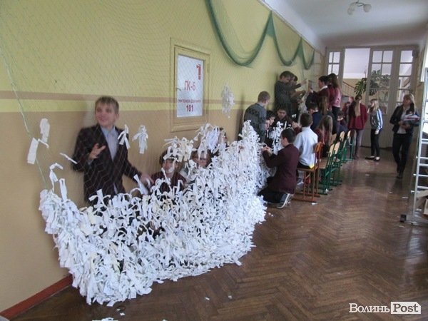 Луцькі школярі допомагають бійцям АТО. ФОТО