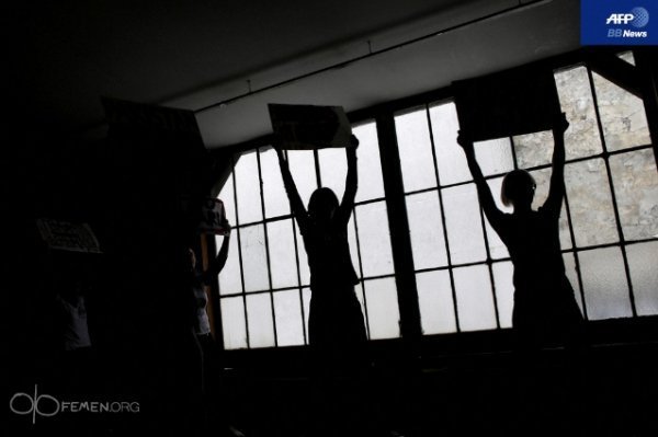 FEMEN показали, як готуються до своїх акцій. ФОТО