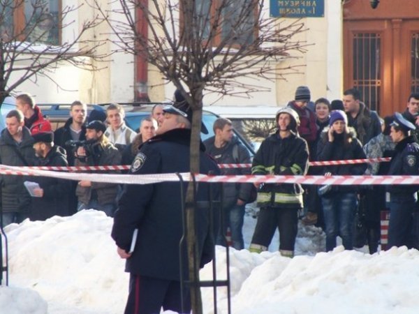 У Чернівцях чоловік підірвав себе прямо у приміщенні університету. ФОТО