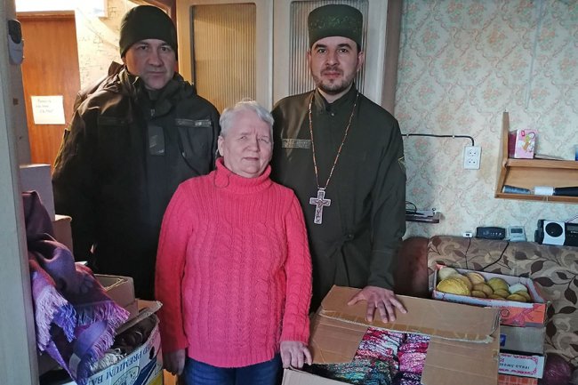 Незряча волонтерка передала бійцям ООС чергову партію в’язаних рукавиць.ФОТО