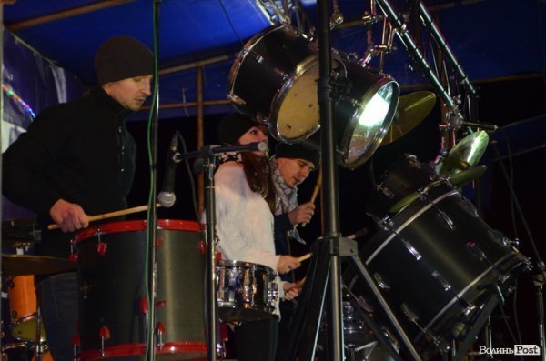 Щедрування на Євромайдані в Луцьку: фаєр-шоу, політичний вертеп і танці. ФОТО