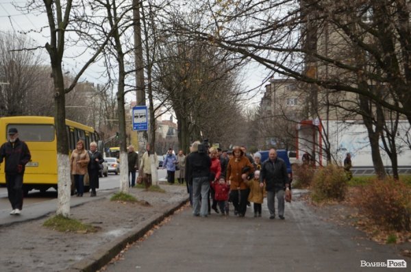 У Луцьку вкладники «Західінкомбанку» перекрили дорогу. ФОТО