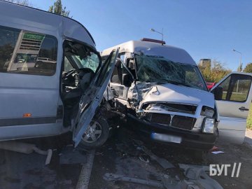 На Волині зіткнулися маршрутка та бус: одного пасажира вирізали рятувальники. ФОТО