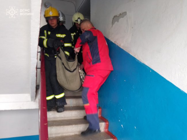 У Ковелі рятувальники визволяли жінку з туалету. ФОТО