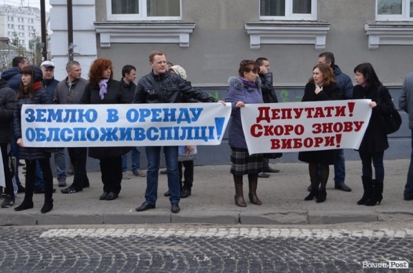 У Луцьку «базарники» пікетують міськраду. ФОТО