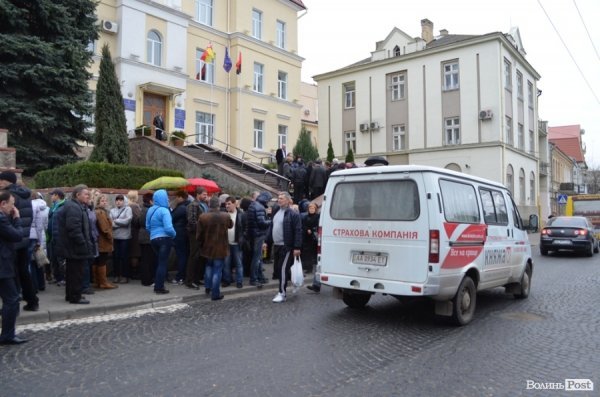 У Луцьку «базарники» пікетують міськраду. ФОТО
