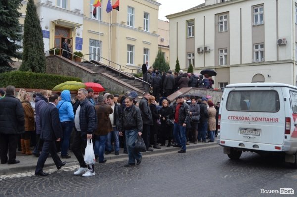 У Луцьку «базарники» пікетують міськраду. ФОТО