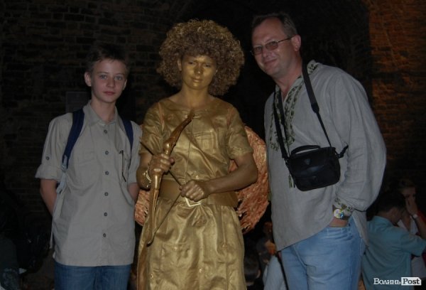 Начальник відділу охорони культурної спадщини Луцькради Сергій Годлевський із сином та «живою» скульптурою