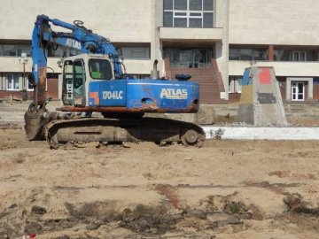 Біля луцького РАЦСу зносять постамент, на якому мав стояти пам'ятник Бандері. ВІДЕО