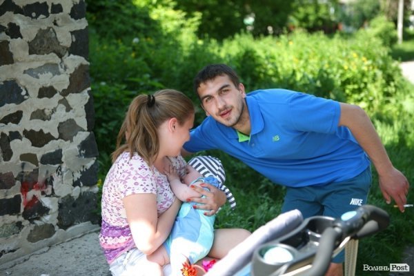 Клацни з малою. Стісняється