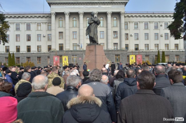 У Луцьку поклали квіти до пам’ятника Шевченку. ФОТО