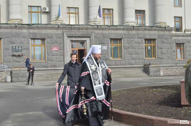 У Луцьку поклали квіти до пам’ятника Шевченку. ФОТО