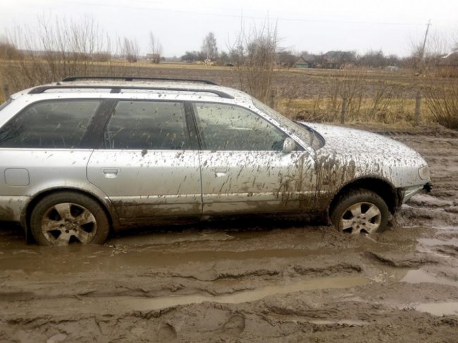 Чи нам БТРи купляти, щоб заїхати кудись, - волинянин про бездоріжжя у селищі