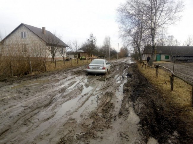 Чи нам БТРи купляти, щоб заїхати кудись, - волинянин про бездоріжжя у селищі