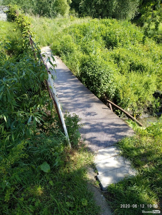 У Луцьку пішохідний міст через Сапалаївку – у аварійному стані. ФОТО