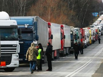 У чергах на кордоні з Польщею стоять понад 400 вантажівок