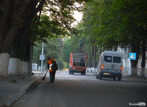 Двірник мете невидиме сміття