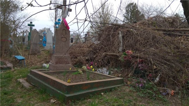 У місті на Волині люди закидали сміттям чужі могили. ФОТО