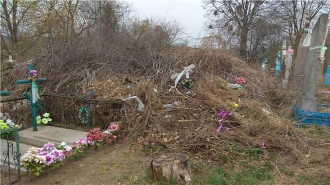 У місті на Волині люди закидали сміттям чужі могили. ФОТО