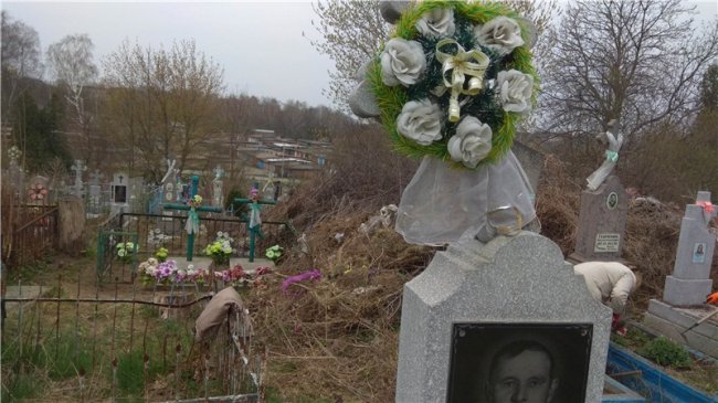 У місті на Волині люди закидали сміттям чужі могили. ФОТО