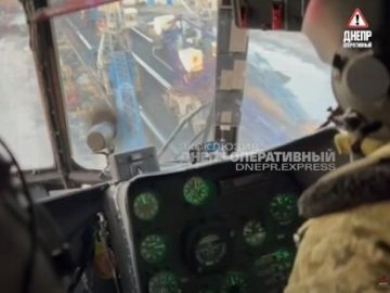 Сім разів проривалися до захисників: показали унікальні кадри бойових вильотів українських пілотів на «Азовсталь». ВІДЕО